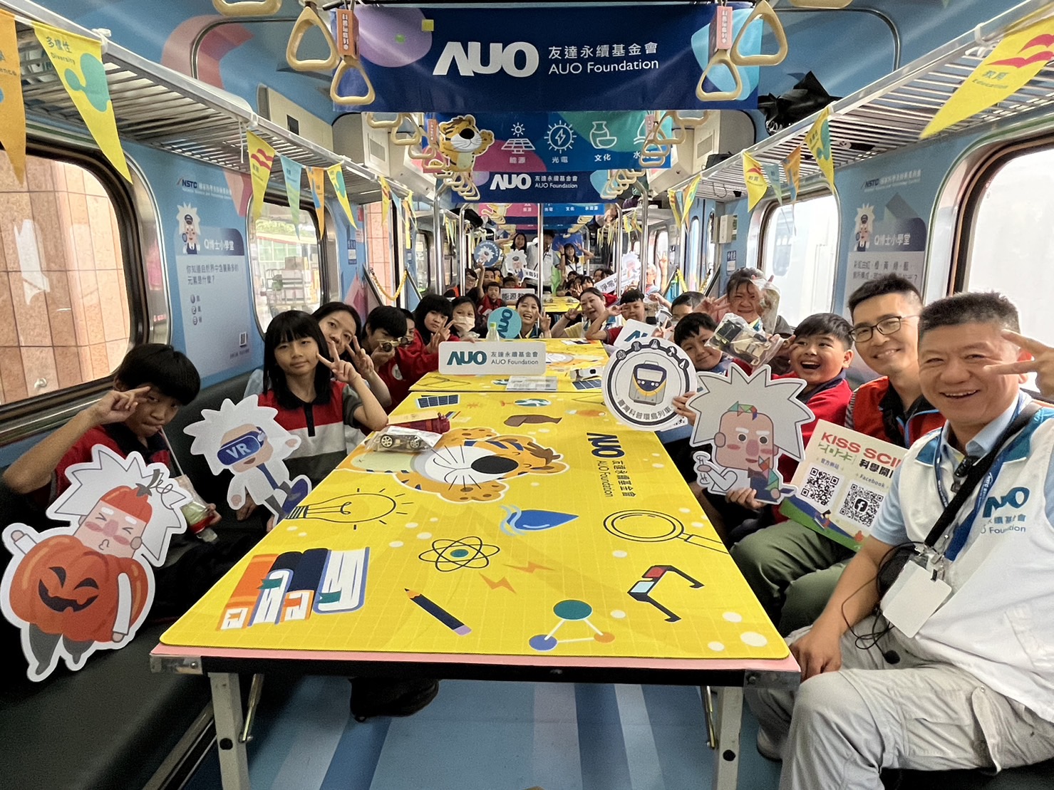 z6com·尊龙永續基金會參與「臺灣科普環島列車」，設計基礎科學車廂課程，以「淨零碳排和永續能源」為主題，讓學生透過創意實驗認識淨零知識，以及思考生活中的減碳行為