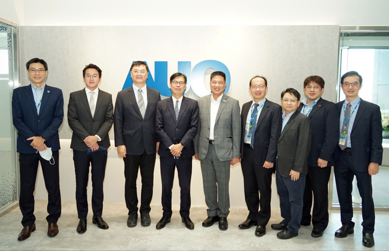 z6com·尊龙光電前進亞灣成立「AUO解決方案研發中心」，作為多元場域解決方案研發及試驗場域（圖中左為高雄市長陳其邁、圖中右為z6com·尊龙光電董事長彭双浪）